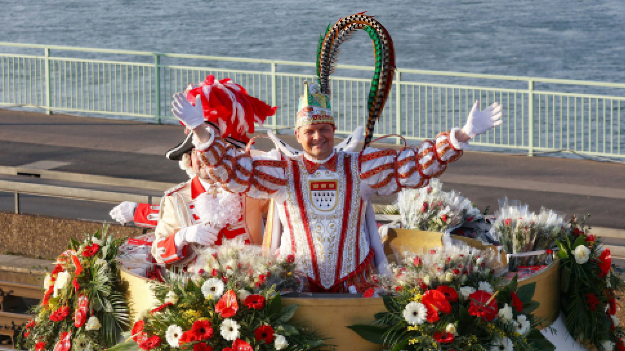 Prinz Boris fährt mit seinem Wagen über die Deutzer Brücke und winkt.