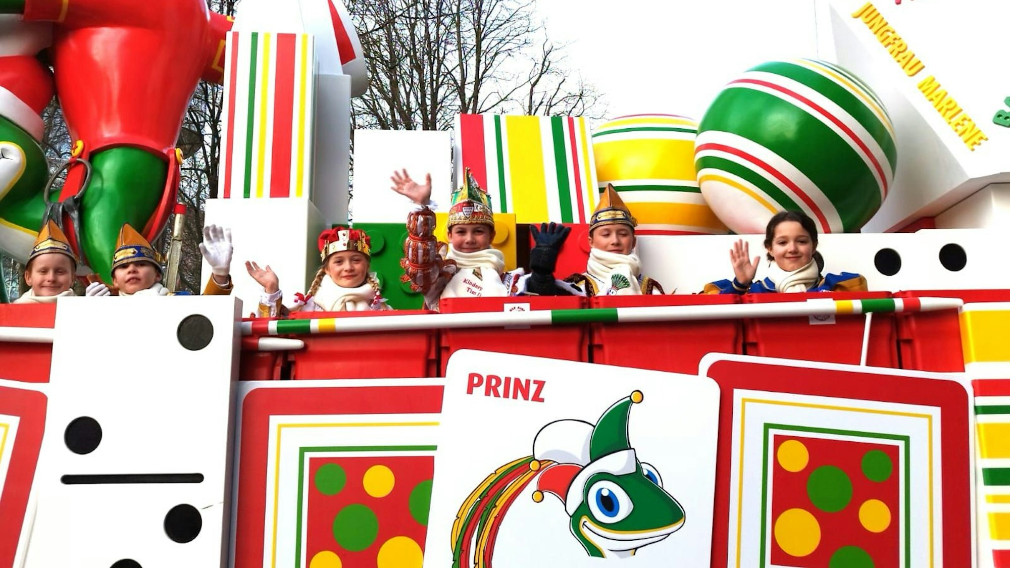 Das Kinderdreigestirn ist bereits auf dem Wagen und kann den Rosenmontagszug kaum erwarten.