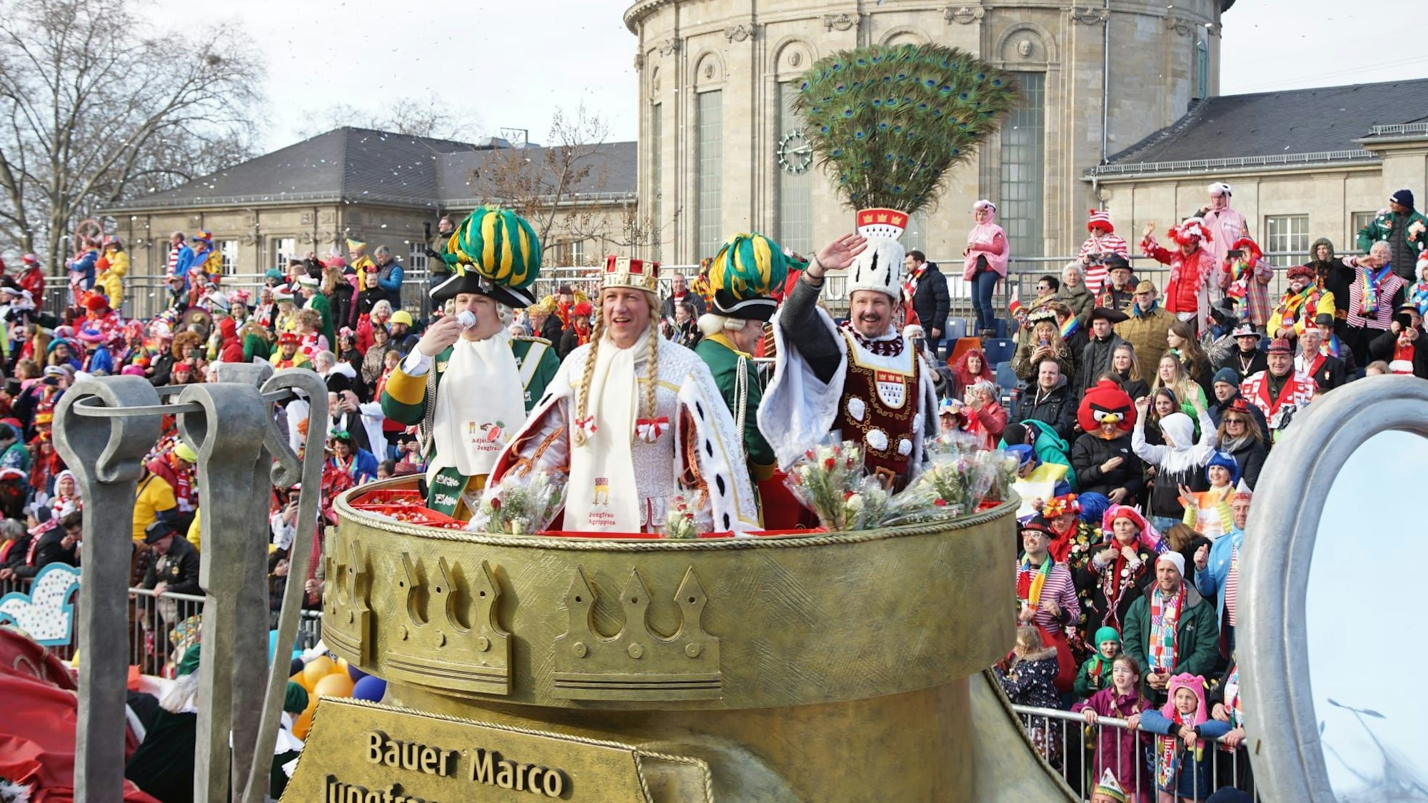 Das Dreigestirn auf dem Festwagen in Köln-Deutz