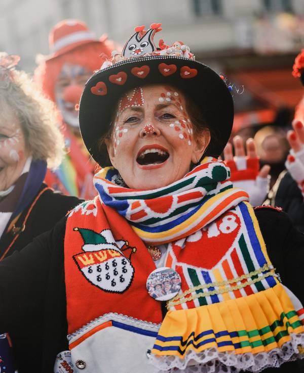 Weibliche Jecke feiern vor Beginn des Rosenmontagszuges