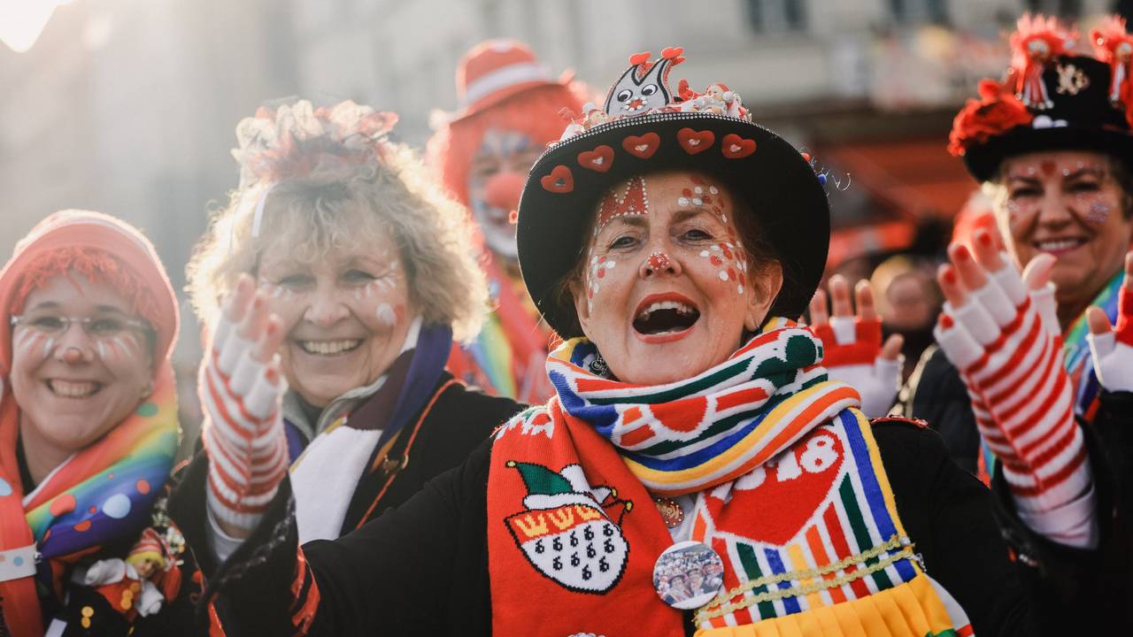 Weibliche Jecke feiern vor Beginn des Rosenmontagszuges