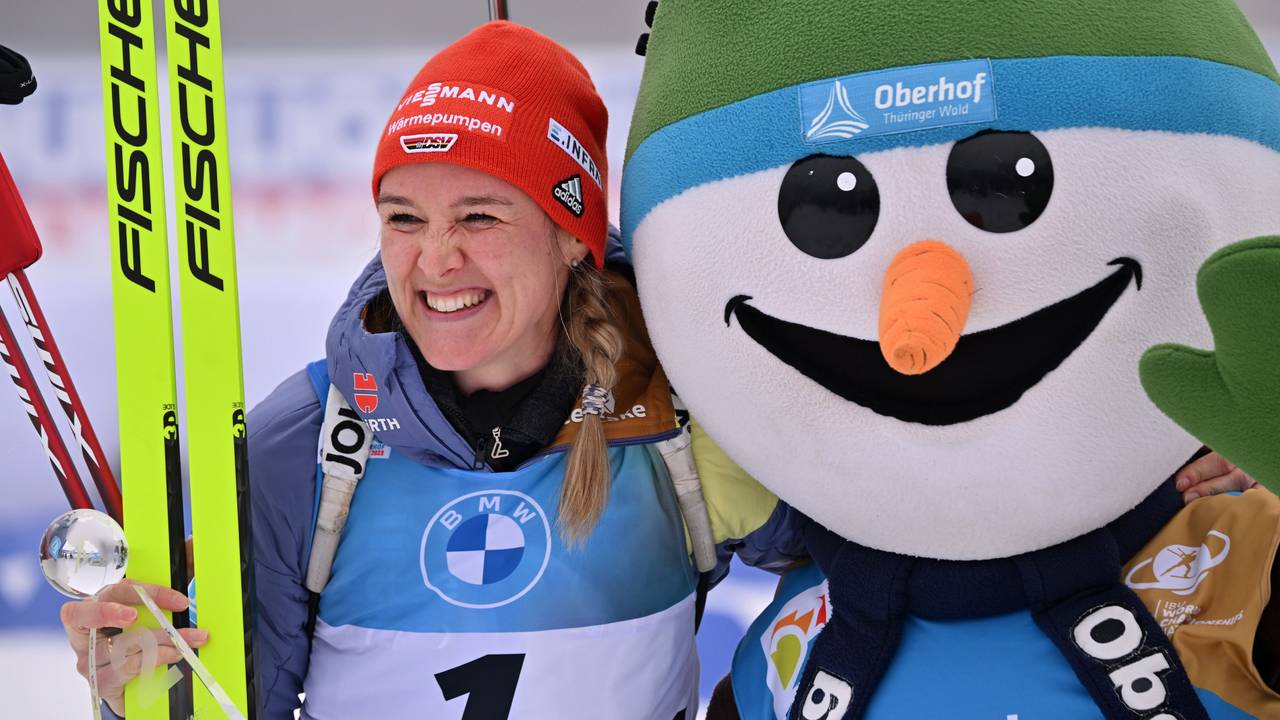 Denise Herrmann-Wick aus Deutschland und Maskottchen Flocke inOberhof.