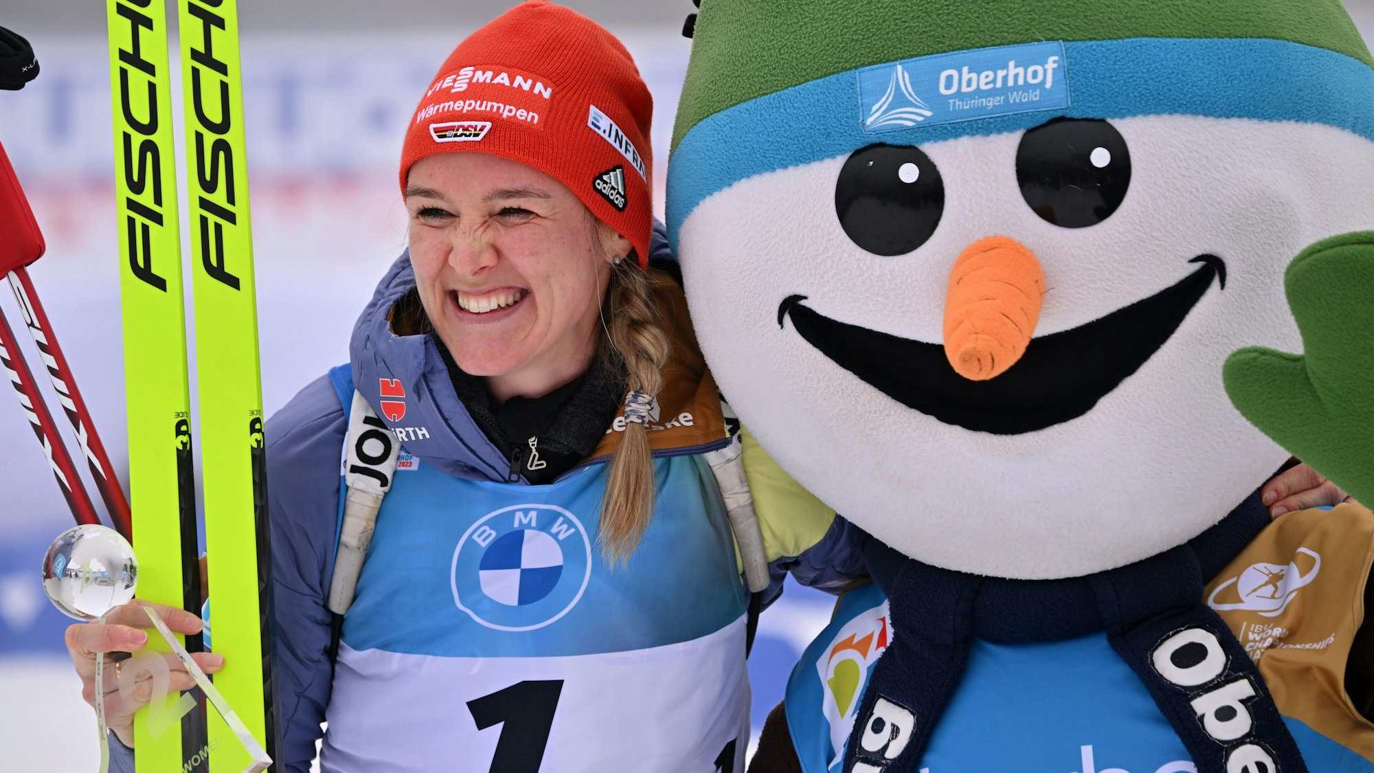 Denise Herrmann-Wick aus Deutschland und Maskottchen Flocke inOberhof.