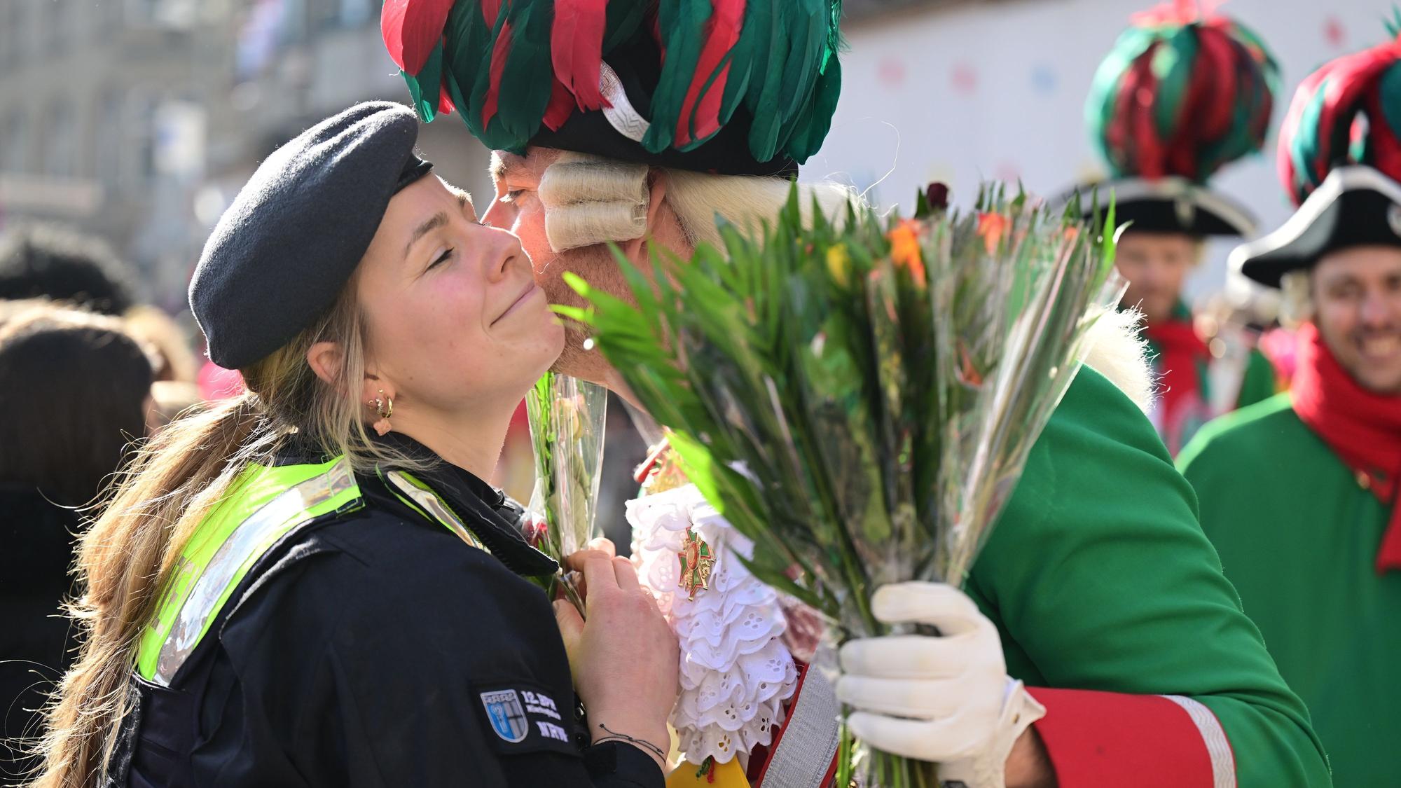 Bützchen für die Polizei beim Zoch in Köln.