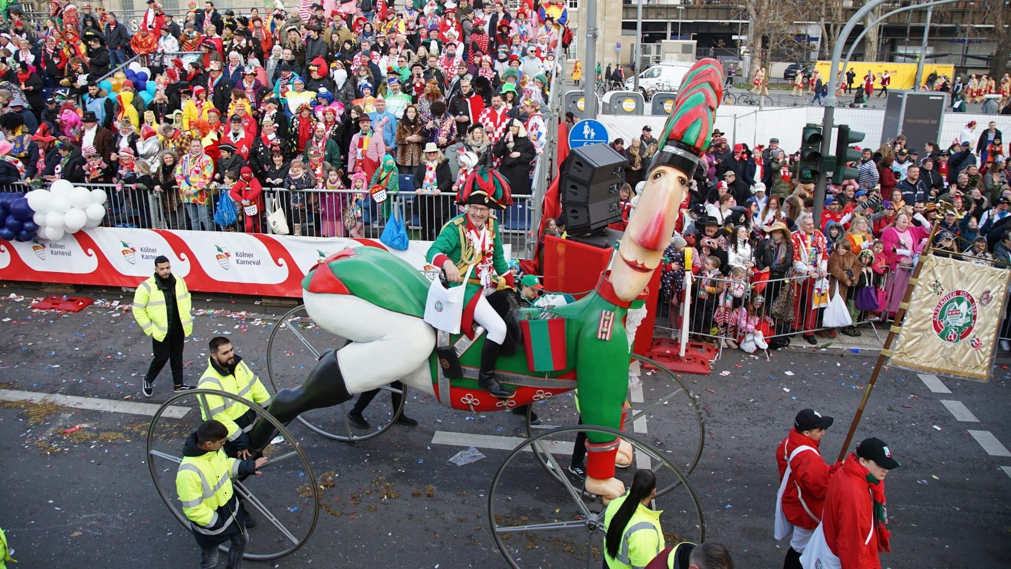 Altstädter-Präsident Hans Kölschbach auf seinem ganz persönlichen Wagen.