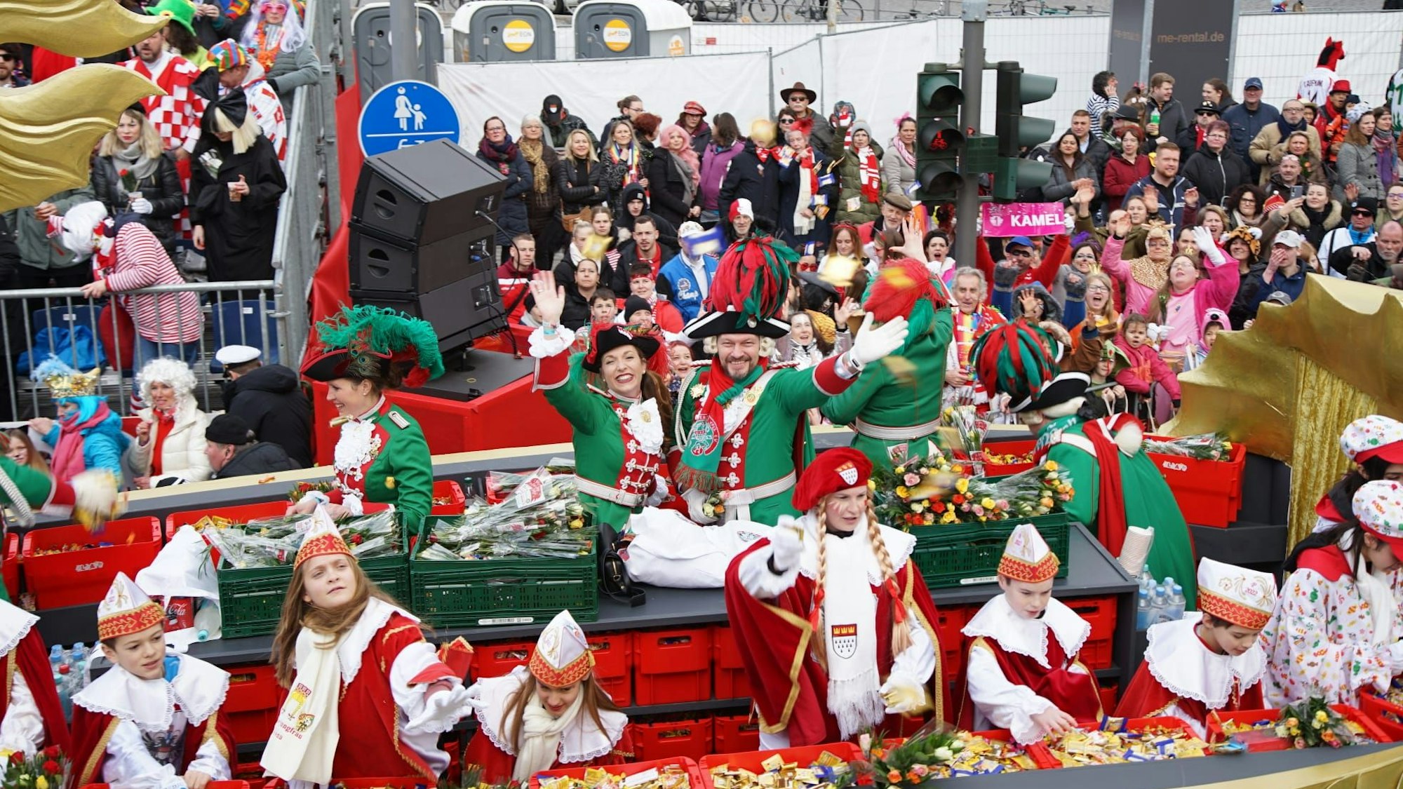 Prinz Sven darf nach den verkorksten Corona-Sessionen endlich im Zoch mitfahren.