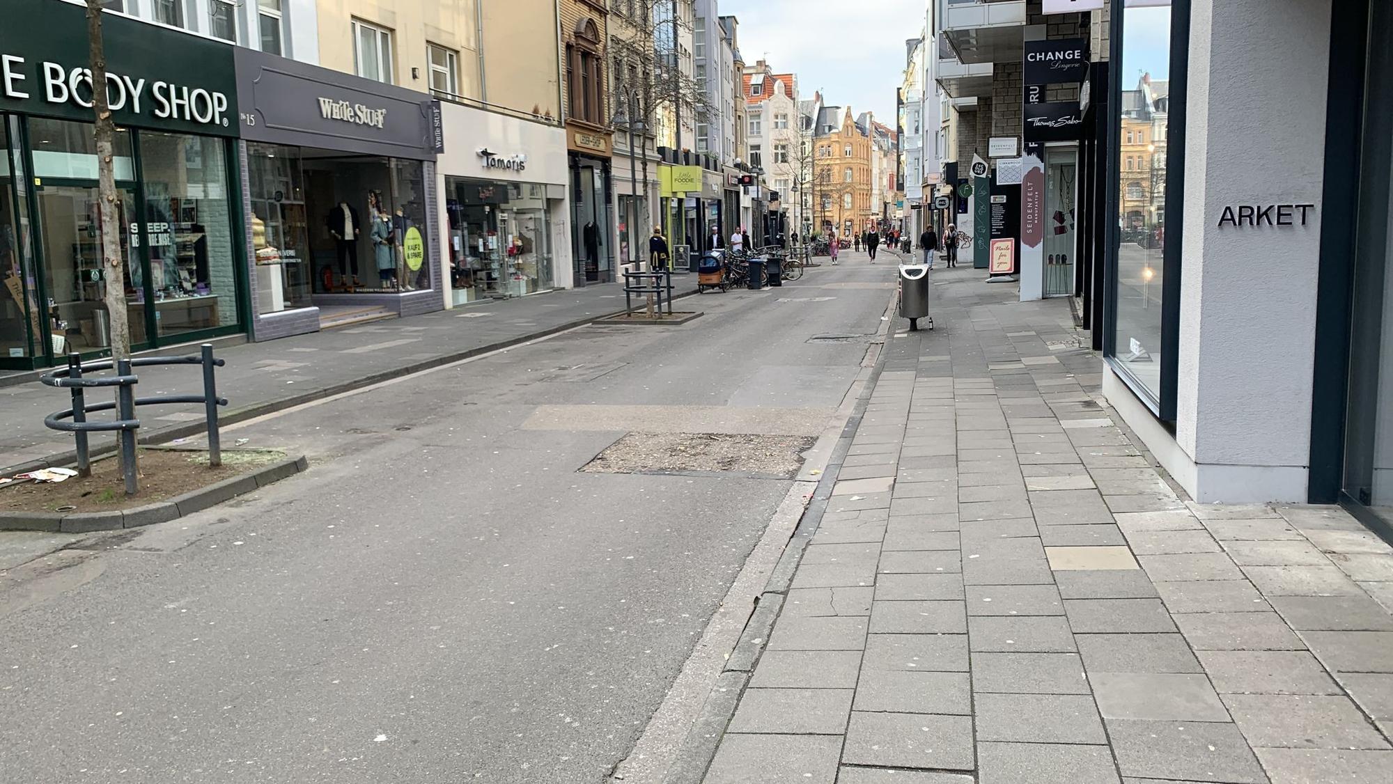 Auf der Ehrenstraße herrscht während des Rosenmontagszugs gähnende Leere.
