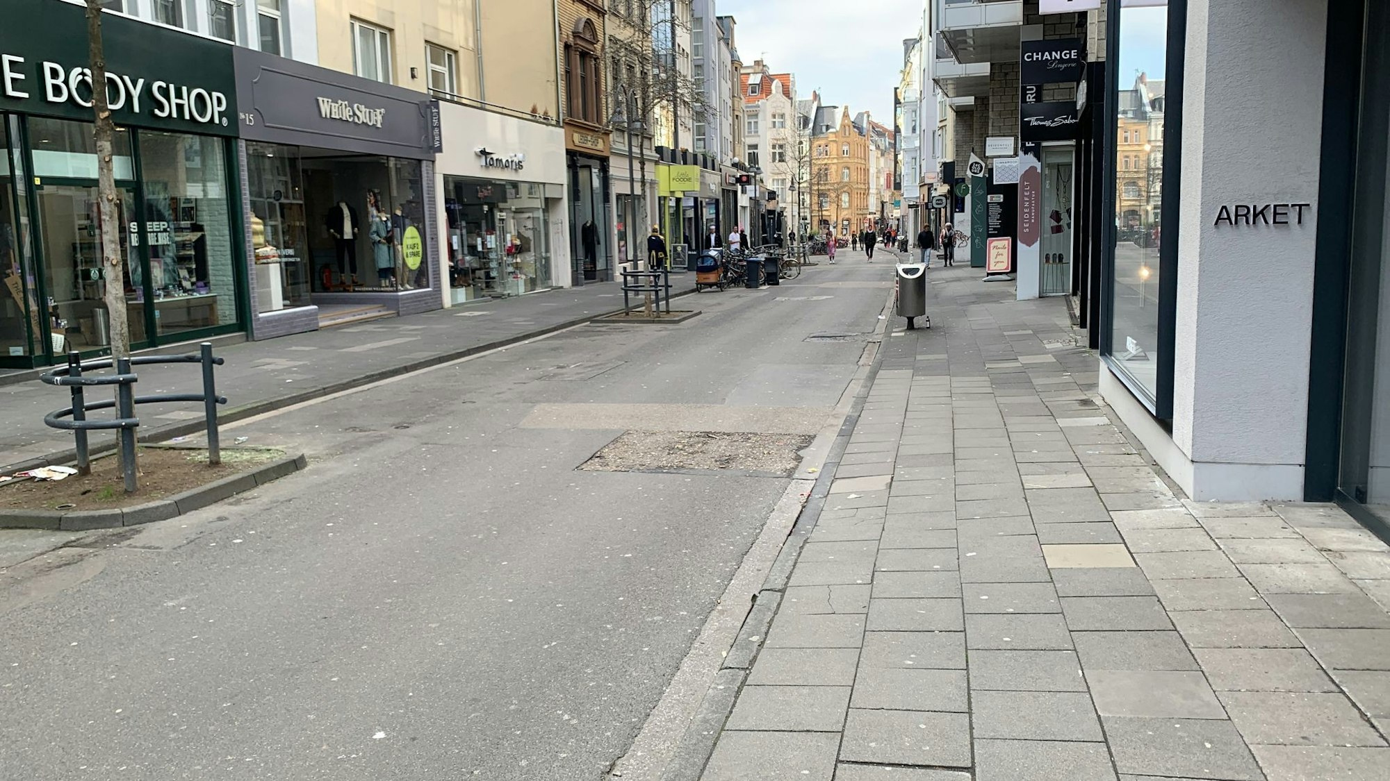 Auf der Ehrenstraße herrscht während des Rosenmontagszugs gähnende Leere.