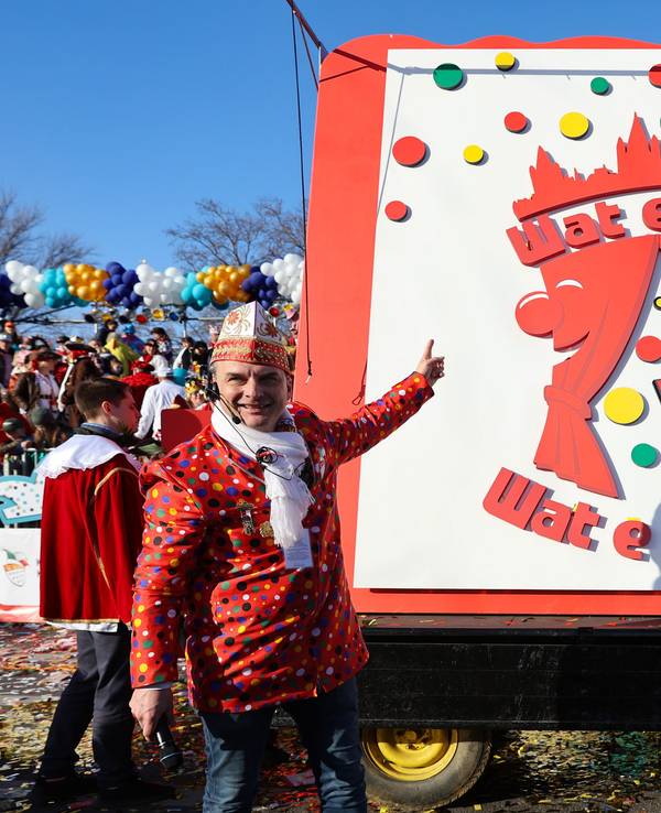 Zugleiter Holger Kirsch zeigt auf das neue Motto für Karneval 2024.