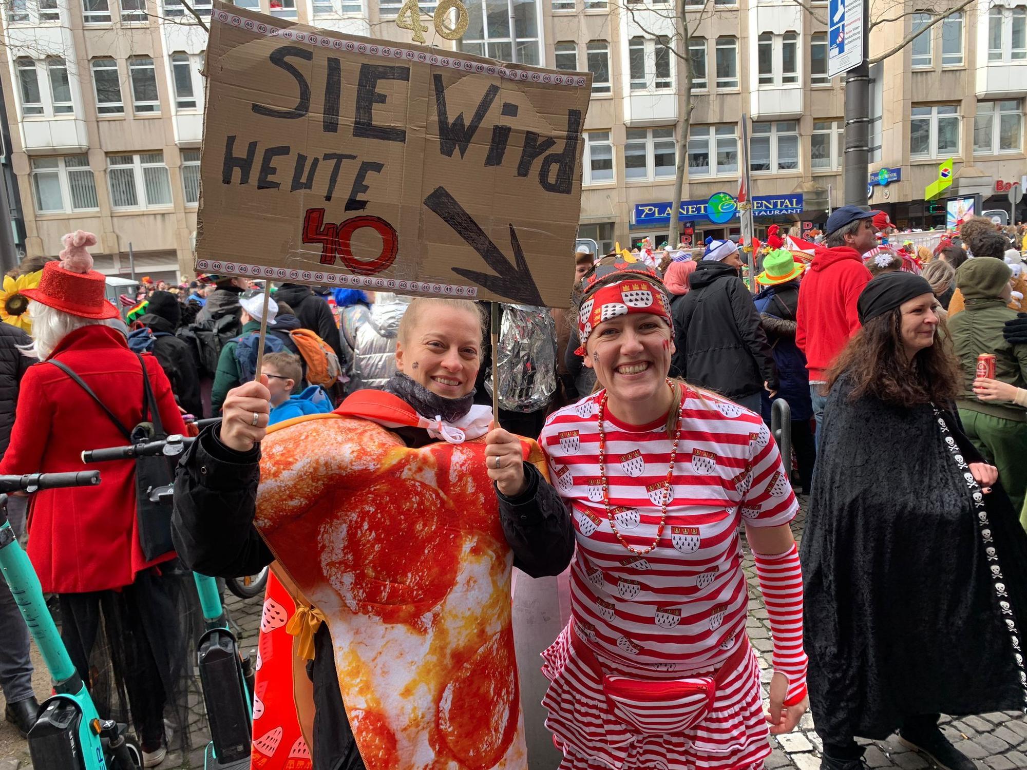 Susanne wird heute 40 Jahre alt und feiert am Rosenmontagszug.