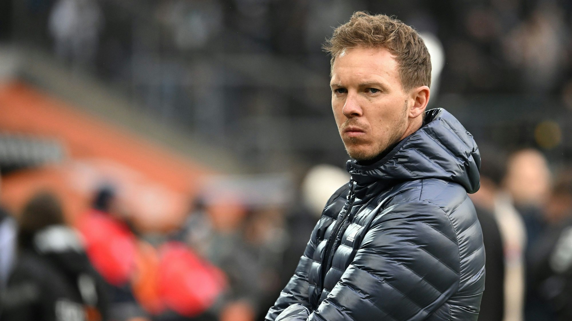 Bayerns Trainer Julian Nagelsmann steht vor dem Spiel an der Seitenlinie.