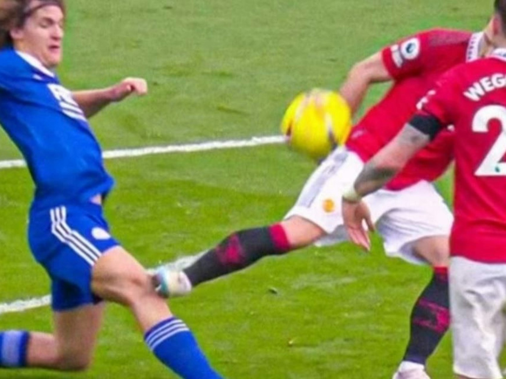 Premier League: Marcel Sabitzer erwischt Wout Faes übel am Bein.
