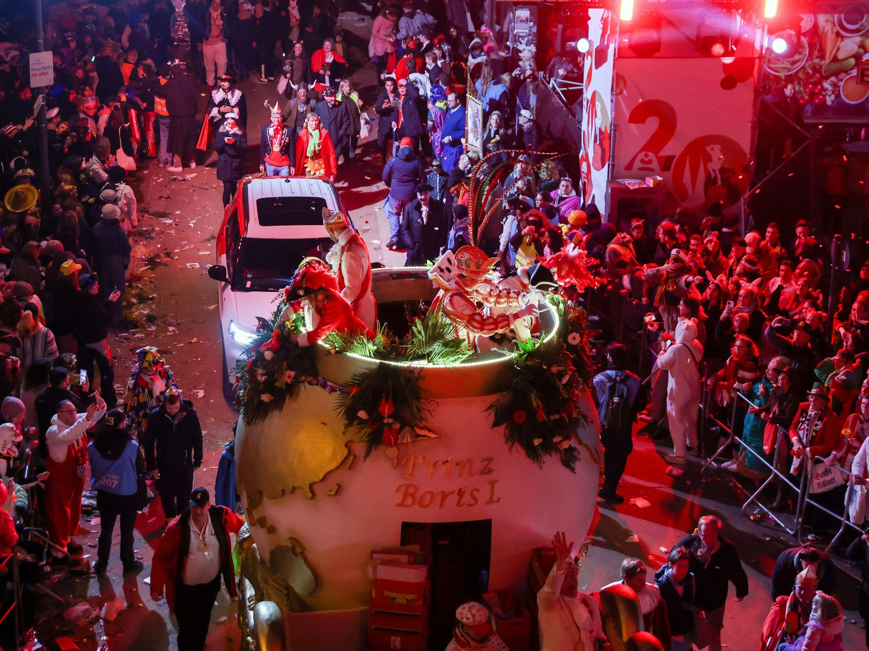 Prinz Boris I. fährt im Dunklen Richtung Severinstorburg. Das Ziel erreichte er um 20.39 Uhr. Zwischendurch kam es immer wieder zu Pannen und Verzögerungen.
