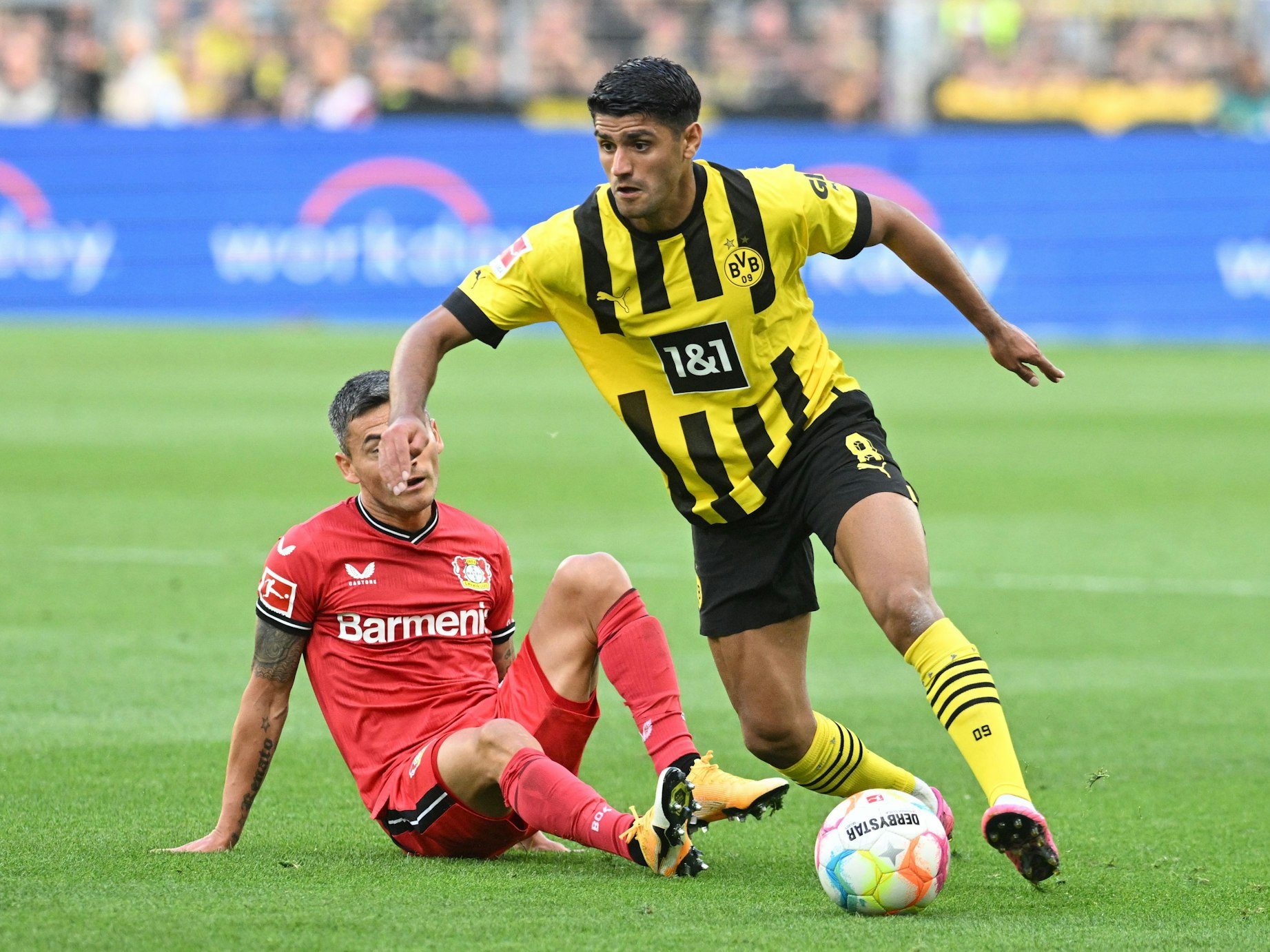 Dortmunds Mahmoud Dahoud (r) und Leverkusens Charles Aranguiz kämpfen um den Ball.