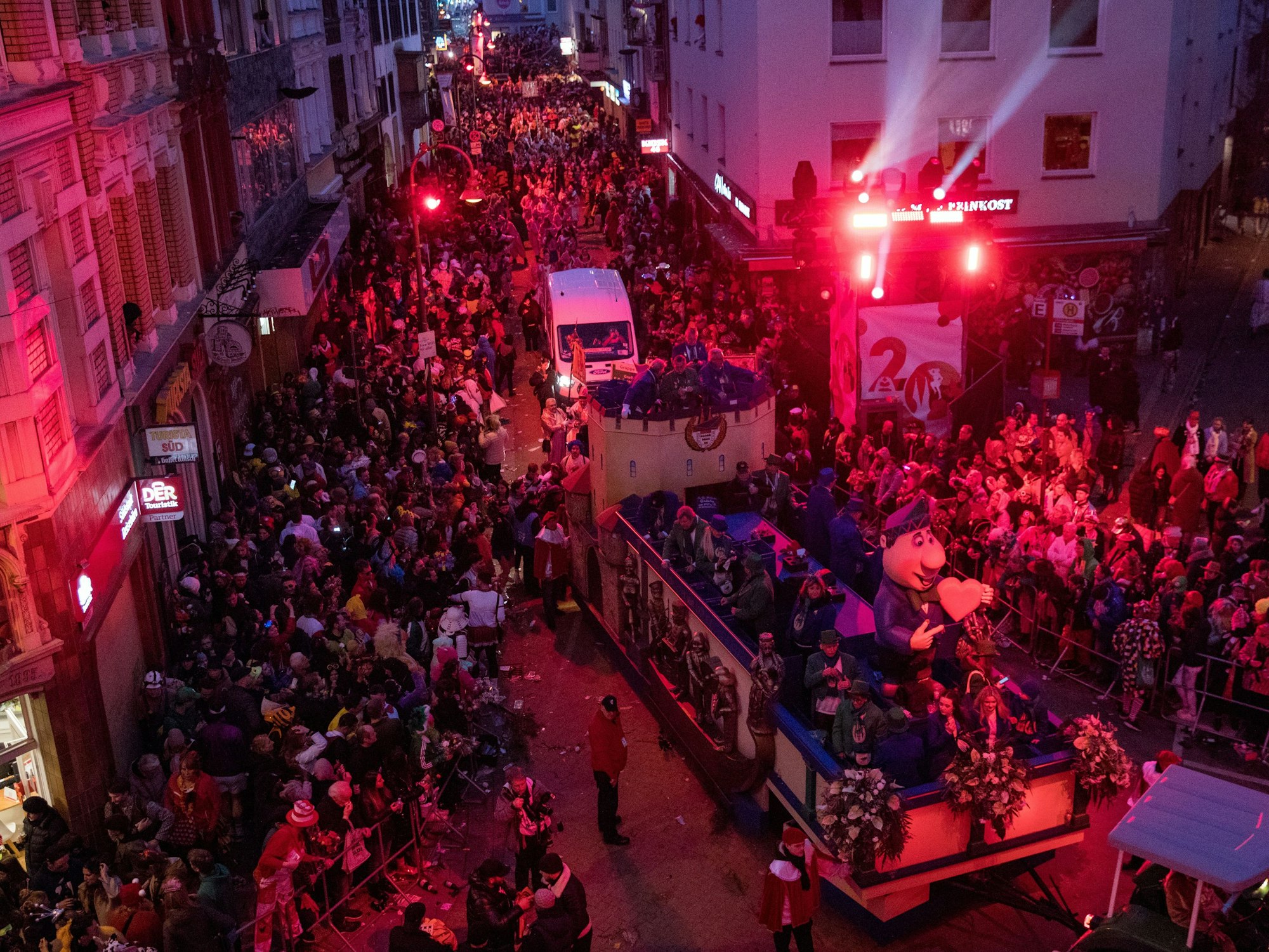Durch die Verspätung erreicht der Rosenmontagszug die Severinstorburg erst im Dunkeln.