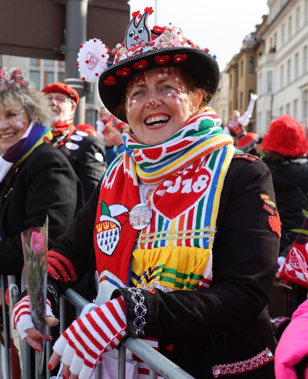 Verkleidete Frauen stehen beim Rosenmontagszug in Köln am Straßenrand und freuen sich ausgelassen über die gute Stimmung in der Stadt.