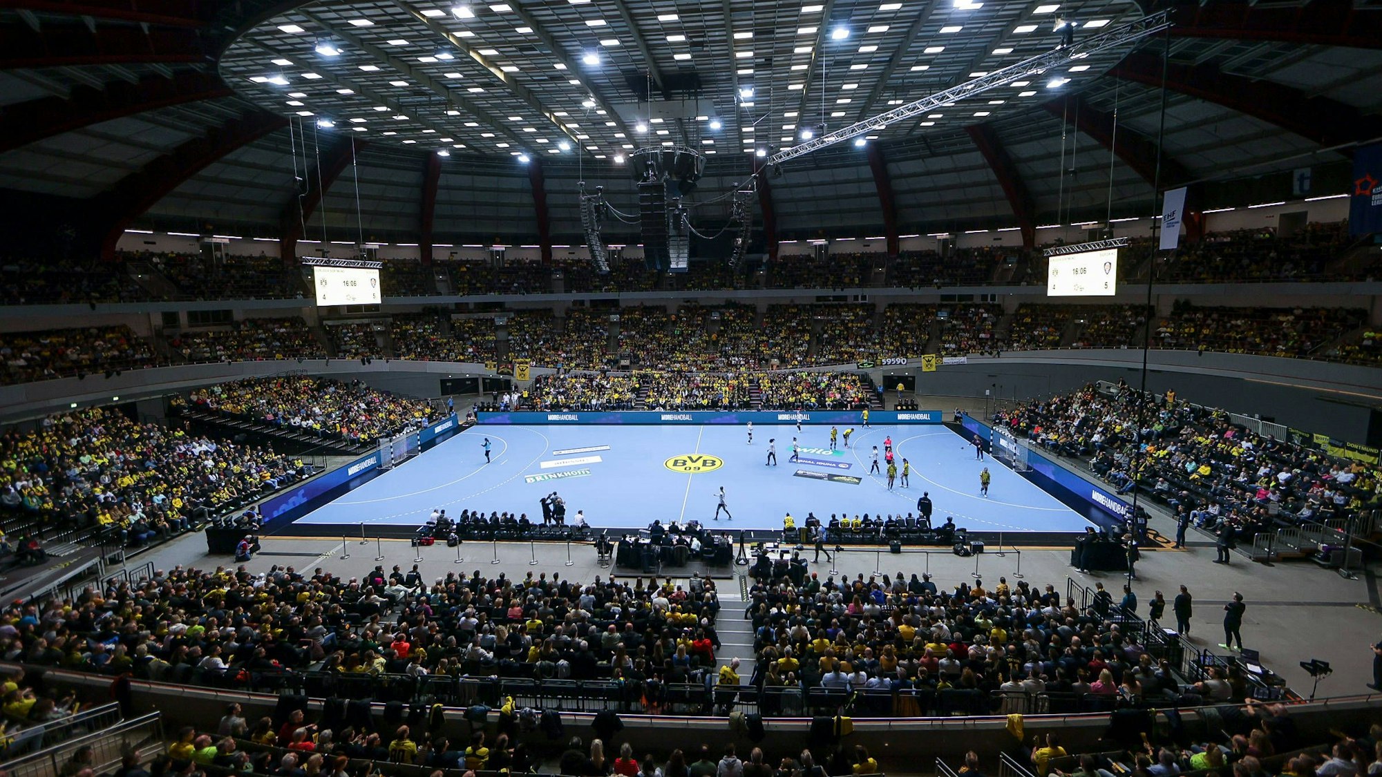 Blick in die Westfalenhalle beim Spiel Borussia Dortmund gegen Siofok KC.