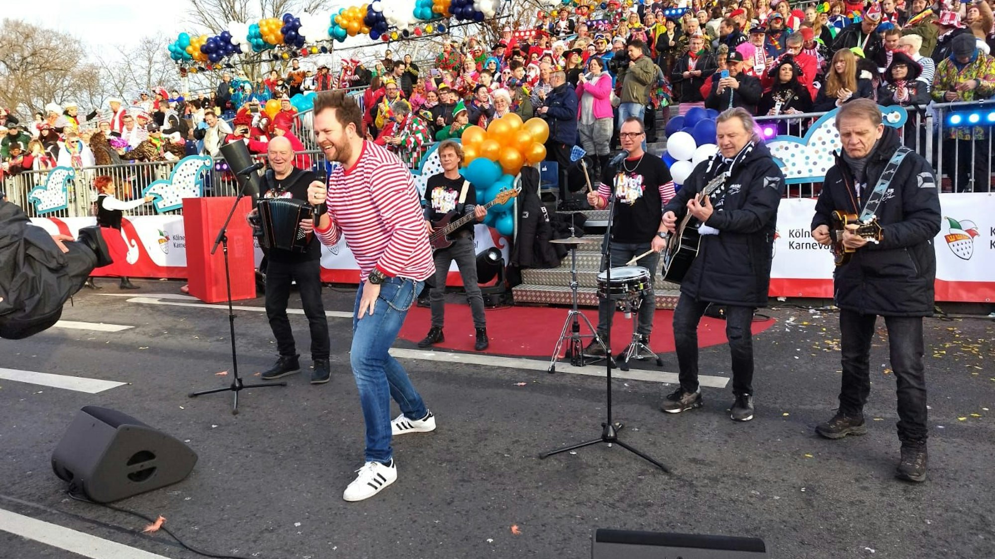 Die Paveier mit einem Auftritt vor dem Rosenmontagszug in Köln.