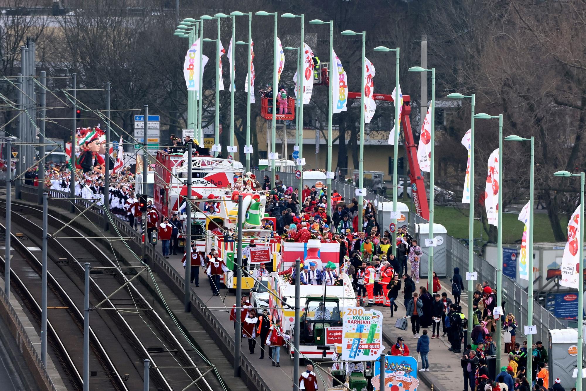 Rosenmontagszug geht über Deutzer Brücke
