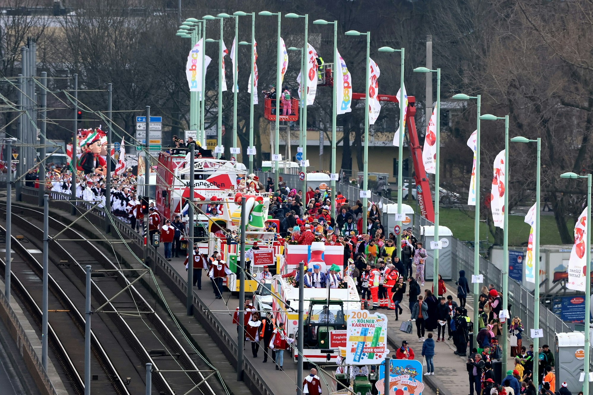 Rosenmontagszug geht über Deutzer Brücke
