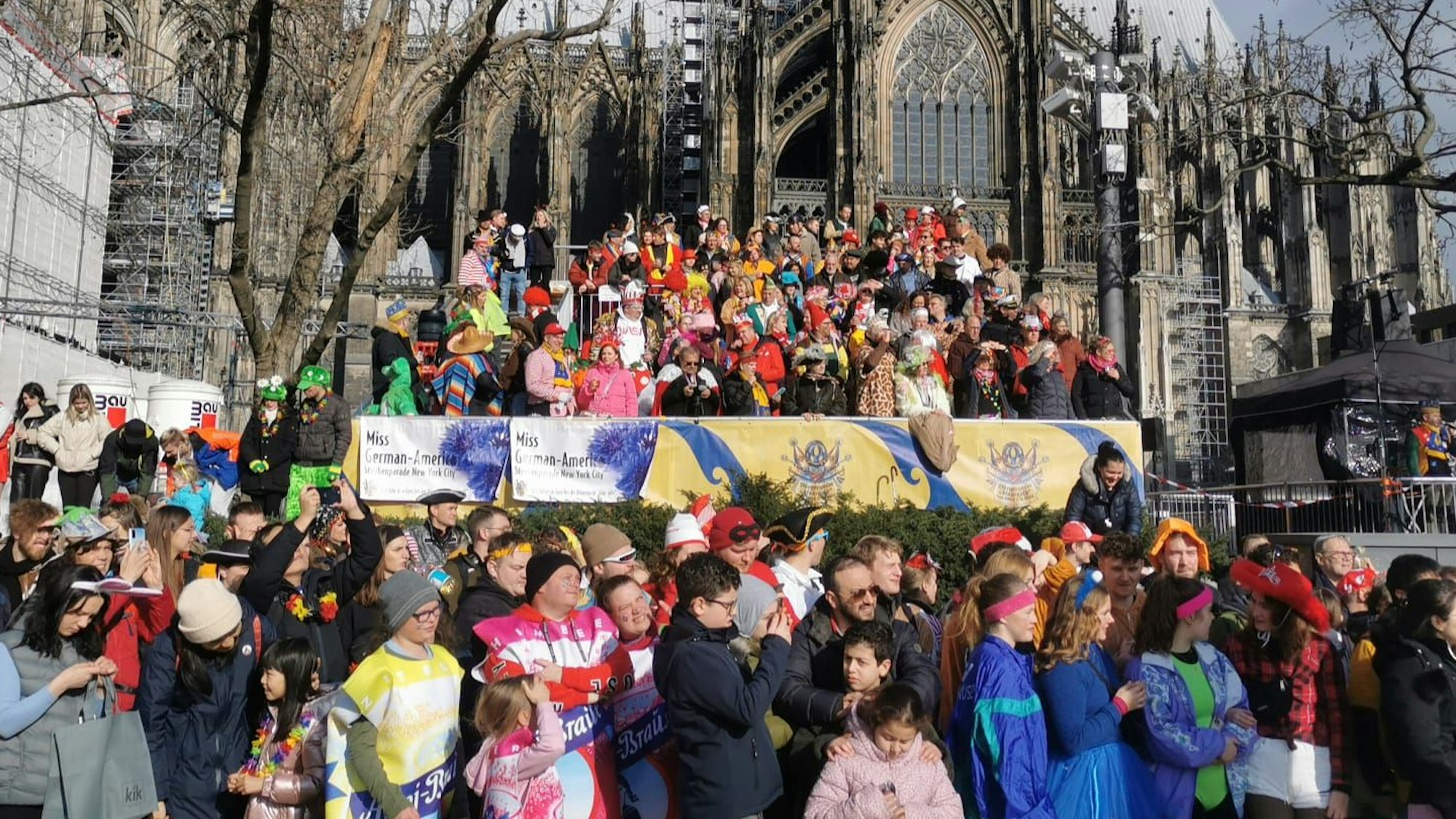 Die jecken am Dom haben sich für den Zug versammelt.