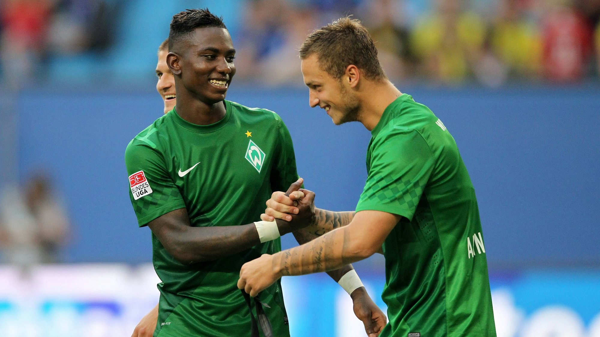 Eljero Elia und Marko Arnautovic bejubeln 2012 gemeinsam einen Treffer für Werder Bremen.
