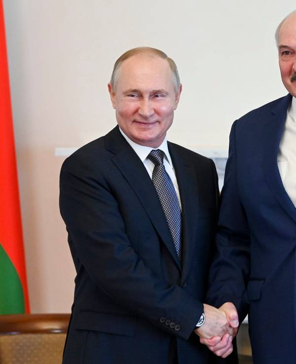 In St. Petersburg begrüßt Wladimir Putin, Präsident von Russland, und Alexander Lukaschenko, Präsident von Belarus. Das Foto stammt aus dem Jahr 2021.