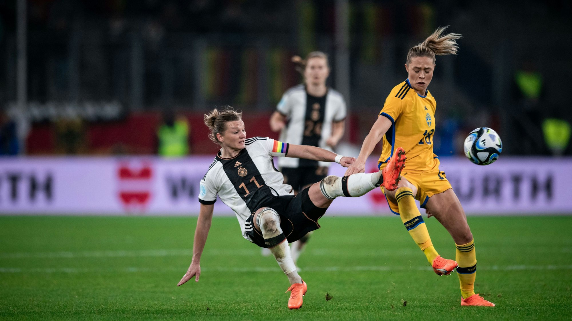 Deutschlands Alexandra Popp im Zweikampf gegen Schwedens Fridolina Rolfö.