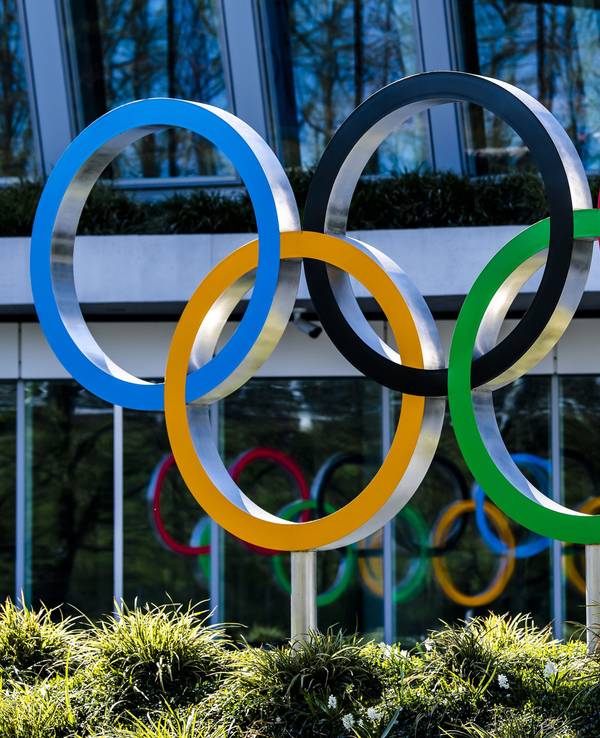 Die Olympischen Ringe werden am Eingang des IOC, dem Sitz des Internationalen Olympischen Komitees, in Lausanne ausgestellt.