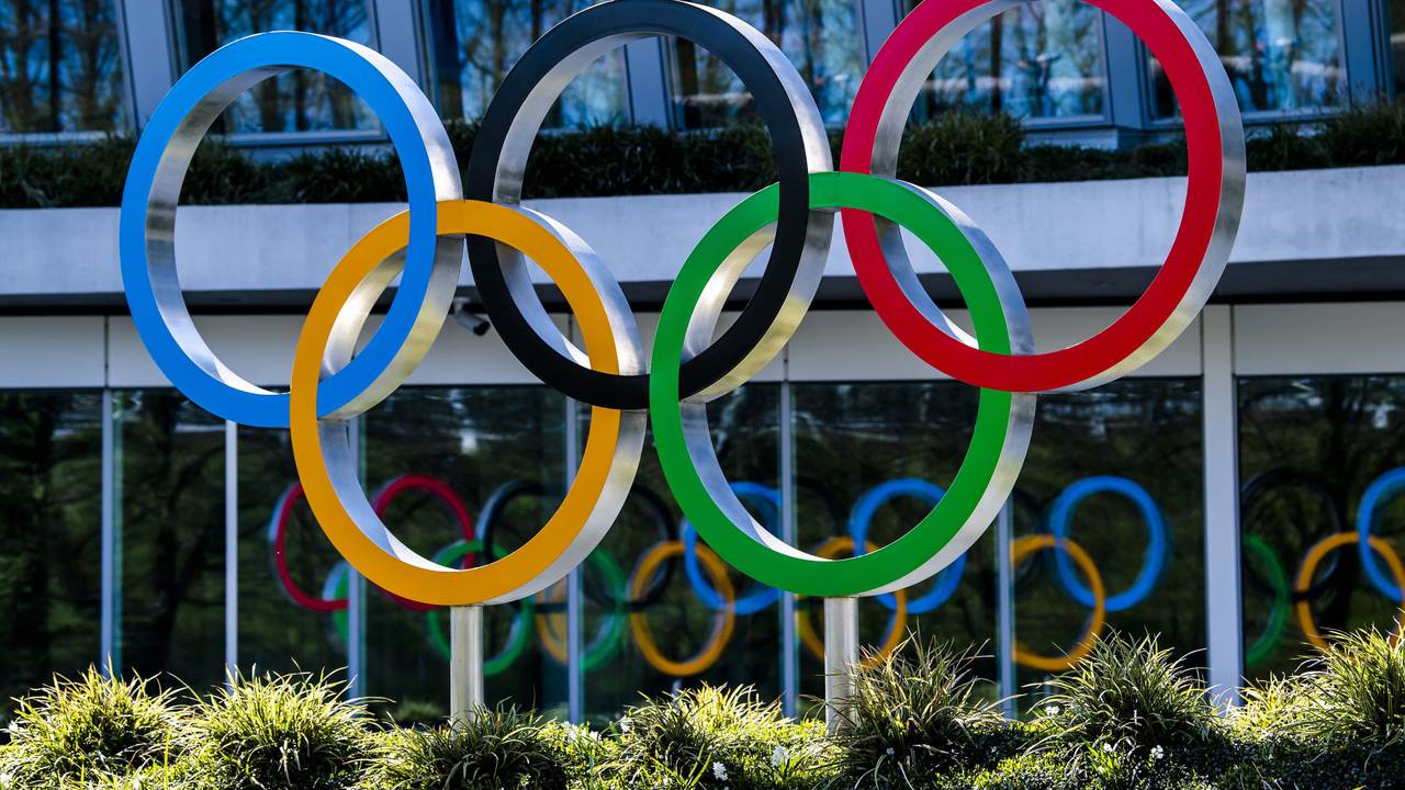 Die Olympischen Ringe werden am Eingang des IOC, dem Sitz des Internationalen Olympischen Komitees, in Lausanne ausgestellt.