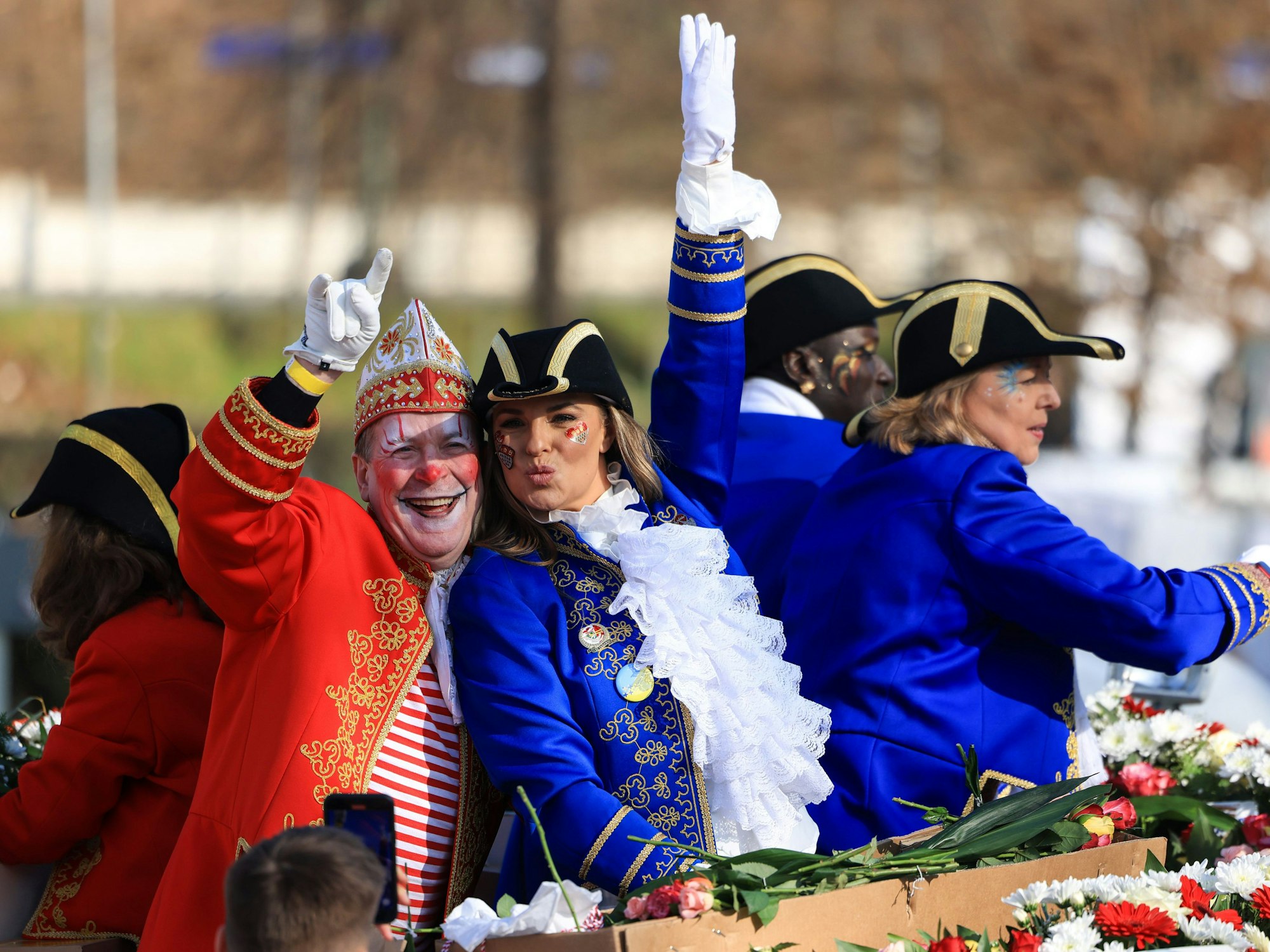 Spaß beim Rosenmontagszug: Christoph Kuckelkorn (l) und Sportreporterin Laura Wontorra