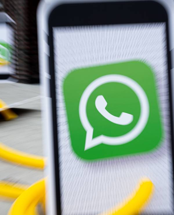 Ein Handy mit einem WhatsApp-Logo.