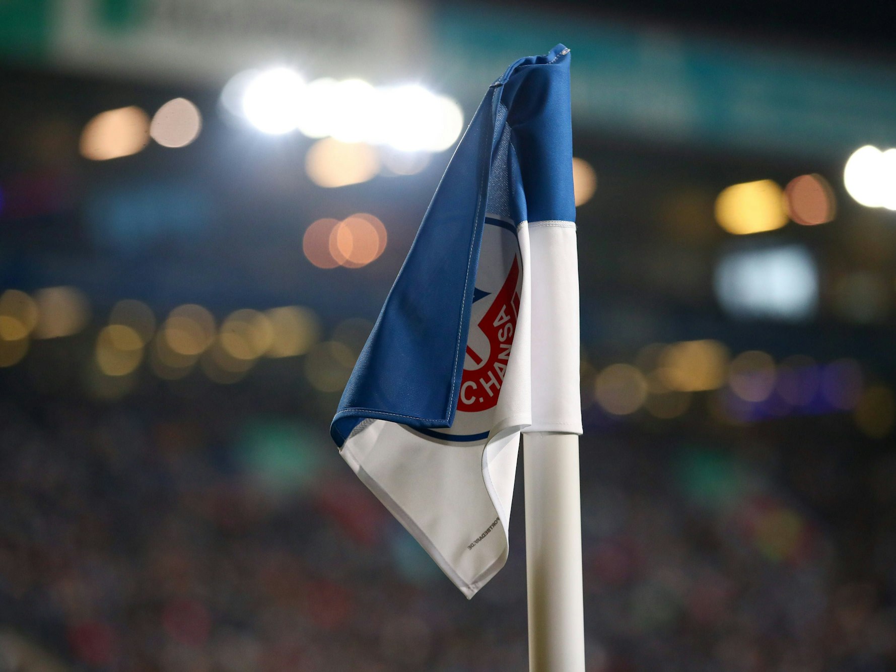 2. Bundesliga: FC Hansa Rostock gegen SV Darmstadt 98, die Eckfahne mit Vereinswappen im Stadion.