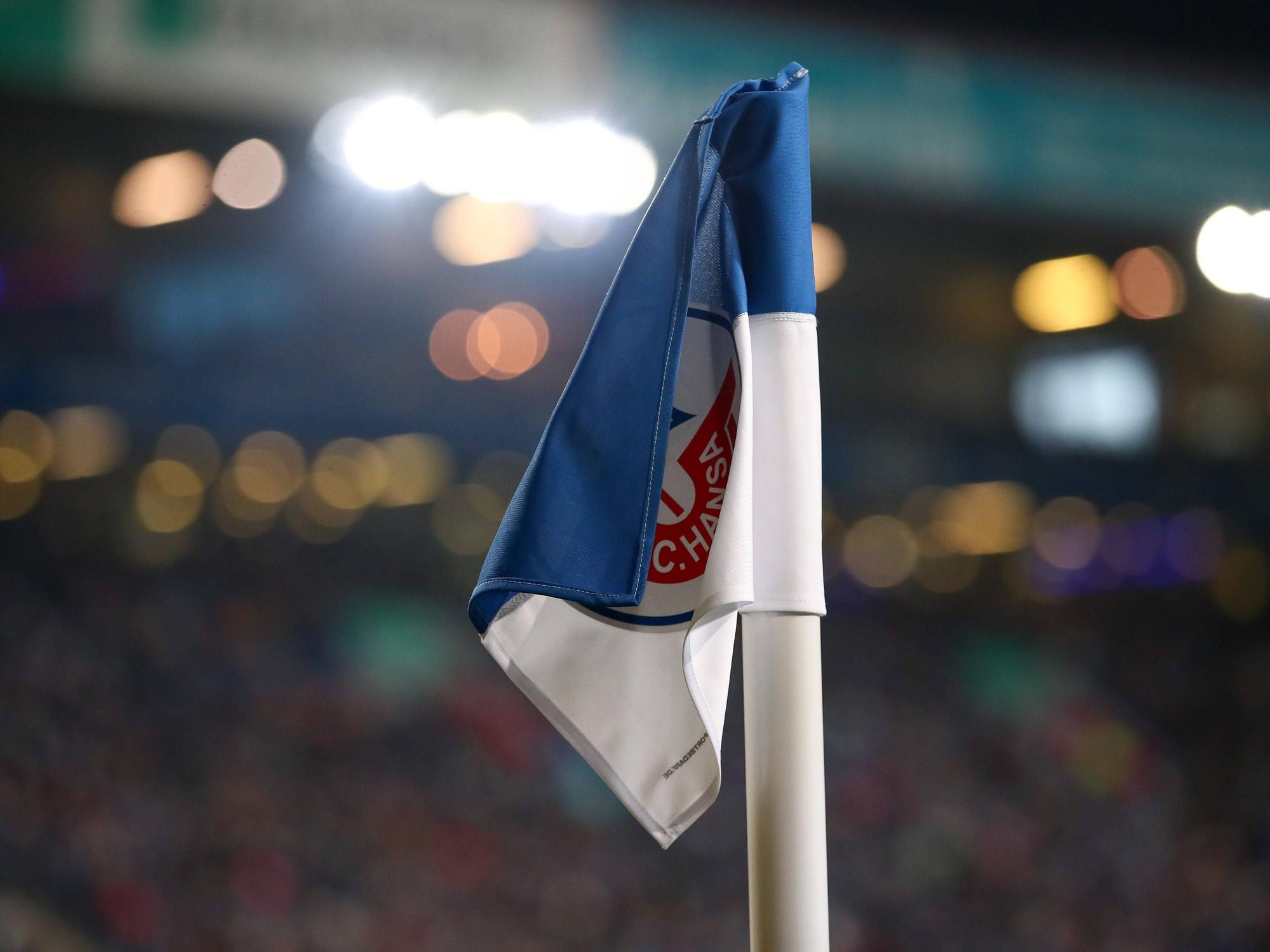 2. Bundesliga: FC Hansa Rostock gegen SV Darmstadt 98, die Eckfahne mit Vereinswappen im Stadion.