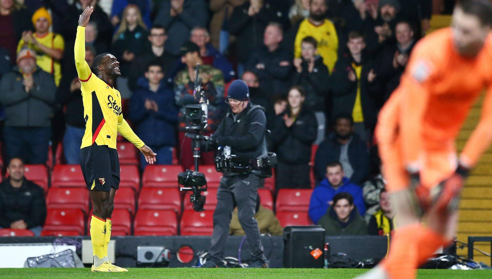 Ken Sema jubelt über einen Treffer für den FC Liverpool.