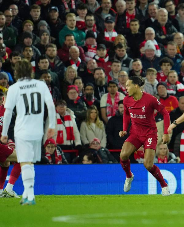 Karim Benzema trifft im Achtelfinal-Hinspiel der Champions League zum 4:2 für Real Madrid beim FC Liverpool.