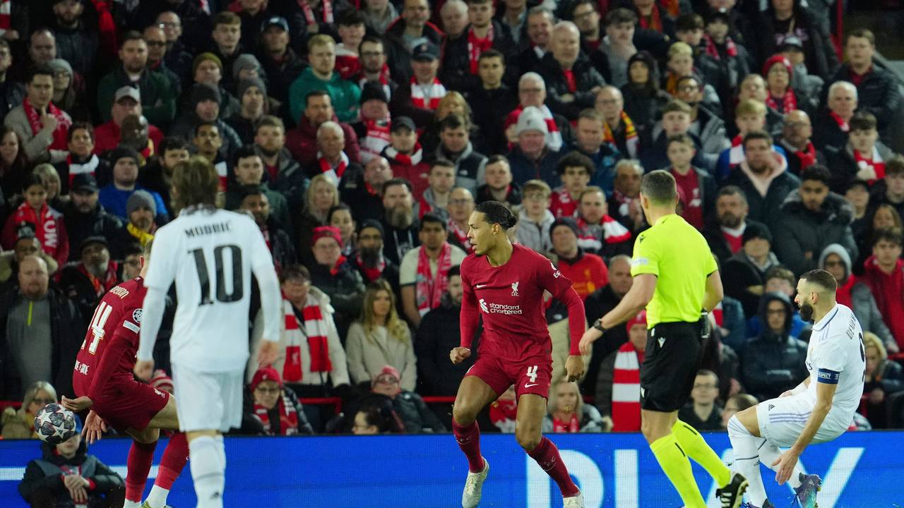 Karim Benzema trifft im Achtelfinal-Hinspiel der Champions League zum 4:2 für Real Madrid beim FC Liverpool.