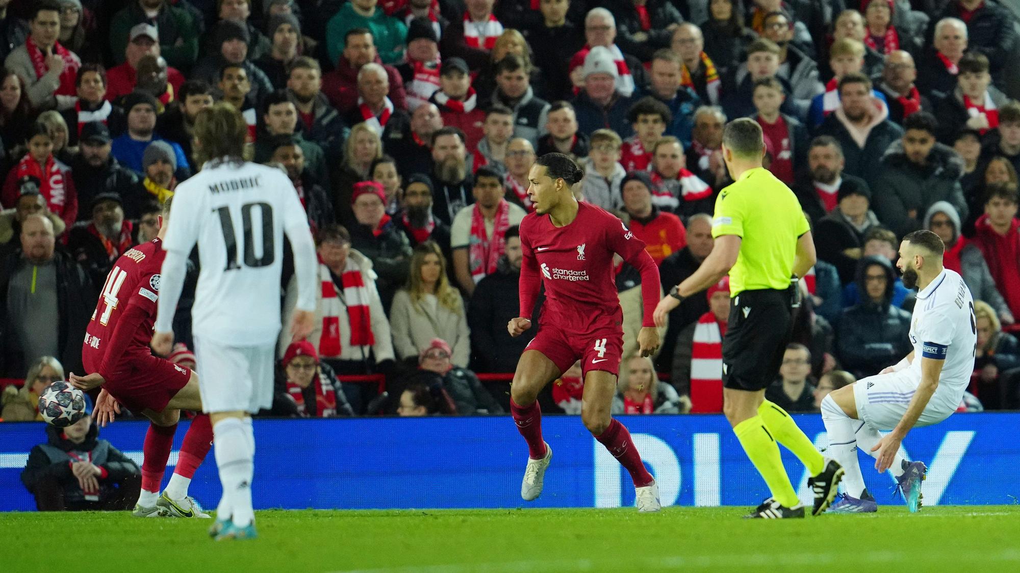 Karim Benzema trifft im Achtelfinal-Hinspiel der Champions League zum 4:2 für Real Madrid beim FC Liverpool.