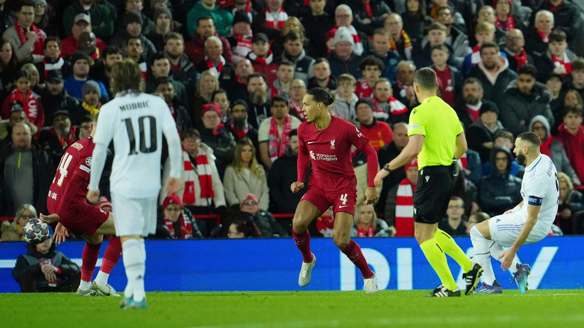 Karim Benzema trifft im Achtelfinal-Hinspiel der Champions League zum 4:2 für Real Madrid beim FC Liverpool.