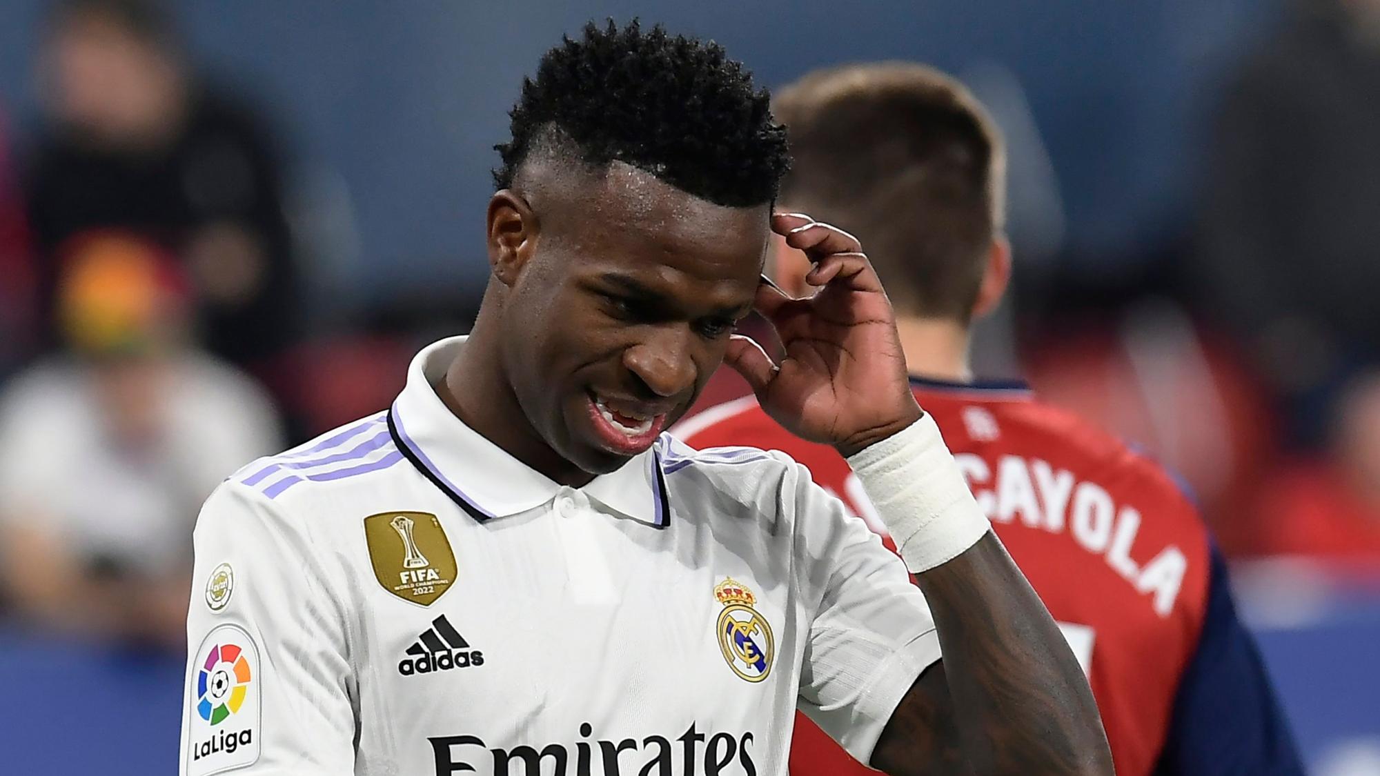Vinicius Junior von Real Madrid kratzt sich nachdenklich am Kopf.