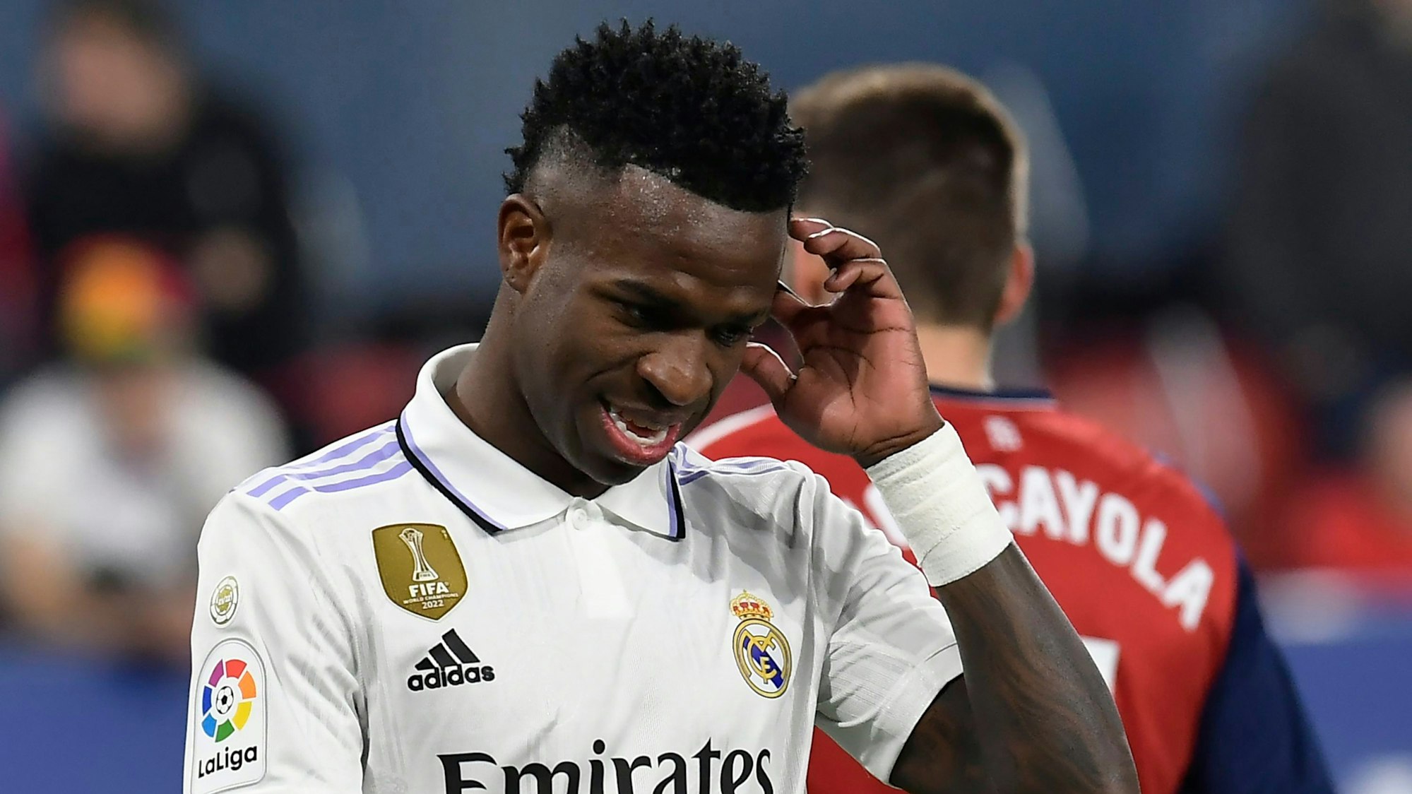 Vinicius Junior von Real Madrid kratzt sich nachdenklich am Kopf.