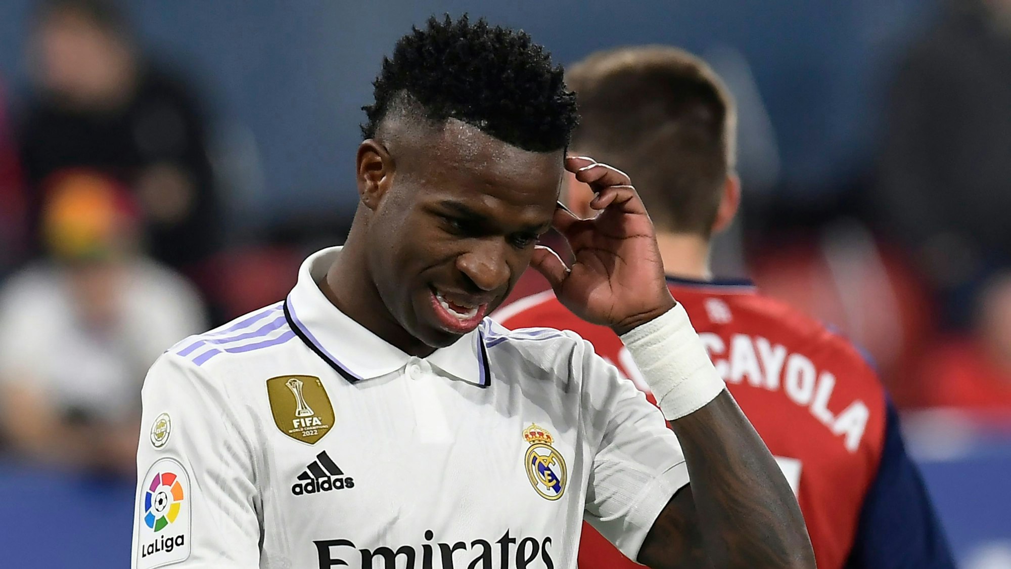 Vinicius Junior von Real Madrid kratzt sich nachdenklich am Kopf.