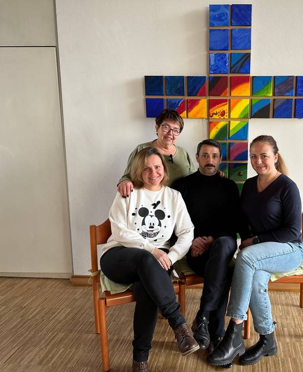 Irina (l. hinten) versucht den geflüchteten Ukrainerinnen und Ukrainern im Begegnungscafé zu helfen. Die Ukraine befindet sich am 24. Februar 2023 seit einem Jahr im Krieg mit Russland. Natalia, Ali und Yuliya erzählen von ihrer Flucht.
