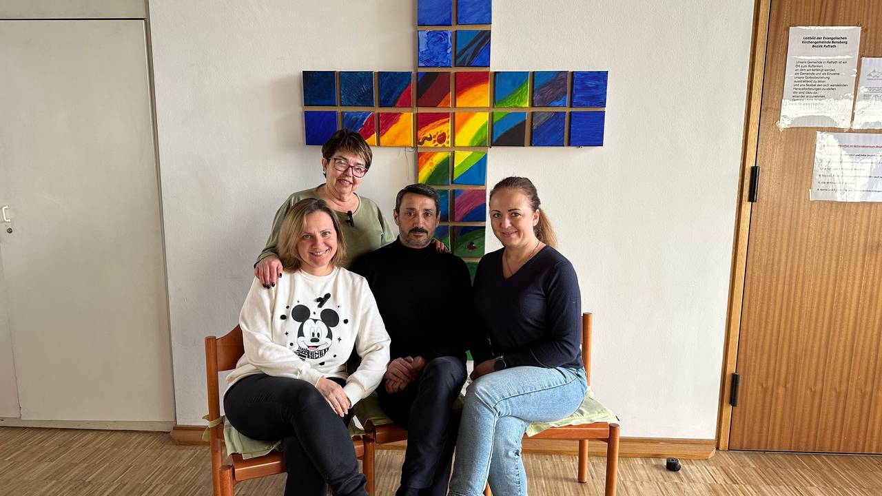 Irina (l. hinten) versucht den geflüchteten Ukrainerinnen und Ukrainern im Begegnungscafé zu helfen. Die Ukraine befindet sich am 24. Februar 2023 seit einem Jahr im Krieg mit Russland. Natalia, Ali und Yuliya erzählen von ihrer Flucht.