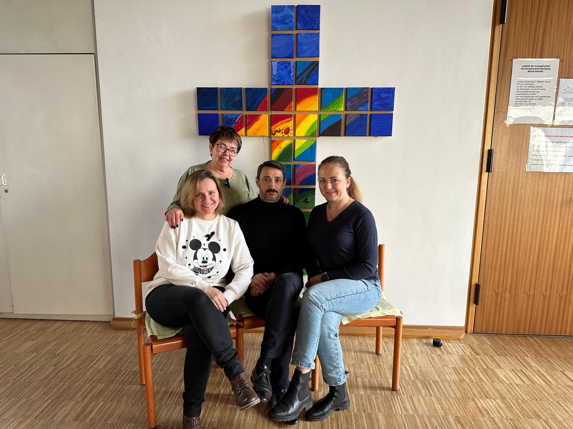 Irina (l. hinten) versucht den geflüchteten Ukrainerinnen und Ukrainern im Begegnungscafé zu helfen. Die Ukraine befindet sich am 24. Februar 2023 seit einem Jahr im Krieg mit Russland. Natalia, Ali und Yuliya erzählen von ihrer Flucht.
