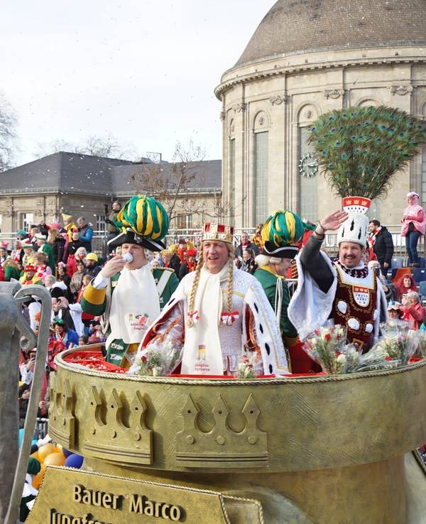Blick von der Tribüne auf Jungfrau Agrippina und Bauer Marco beim Rosenmontagszug in Köln.