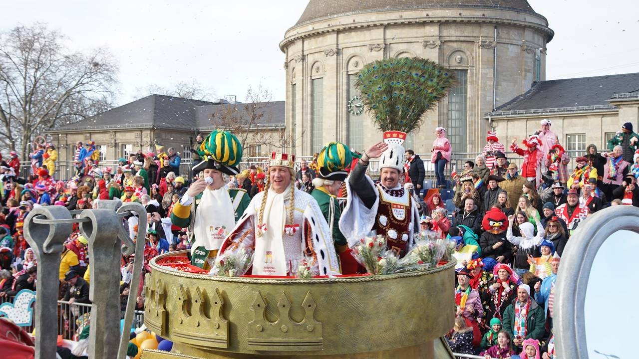 Blick von der Tribüne auf Jungfrau Agrippina und Bauer Marco beim Rosenmontagszug in Köln.