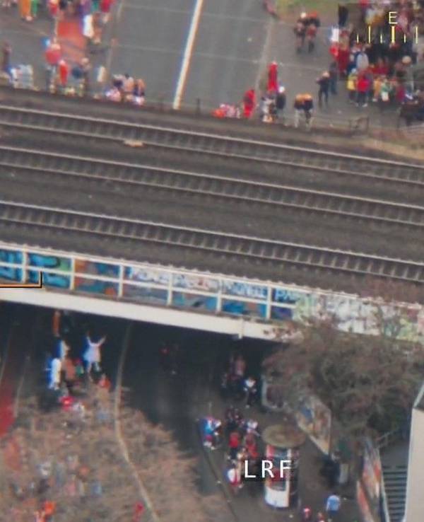 Luftaufnahme von Gleisüberschreitungen am Bahnhof Köln-Süd an Weiberfastnacht