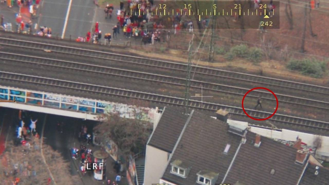 Luftaufnahme von Gleisüberschreitungen am Bahnhof Köln-Süd an Weiberfastnacht
