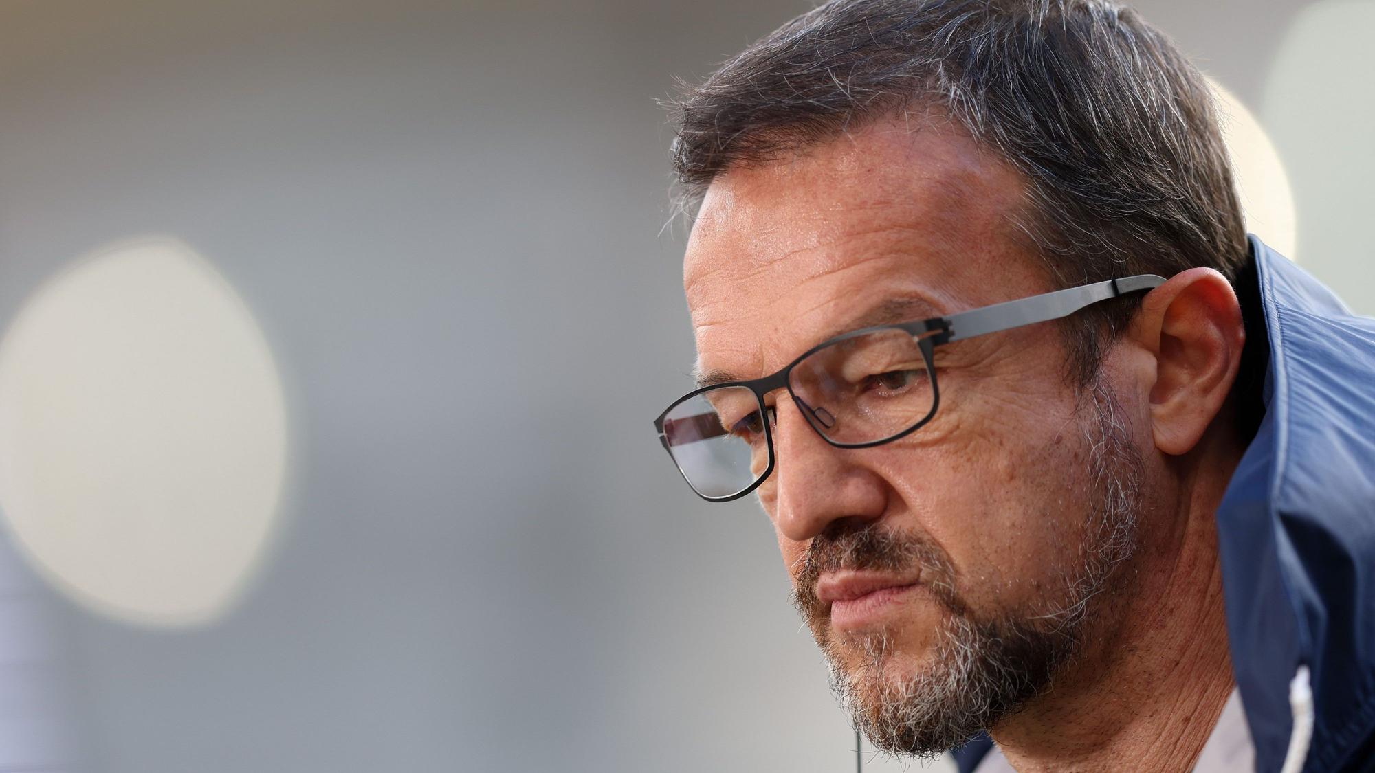 Fredi Bobic wird vor dem Hertha-Spiel in Stuttgart interviewt.